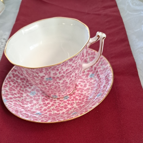 Looks like Old Royal Bone China number 2918 or 2919. It's difficult to read. - Picture 1 of 2